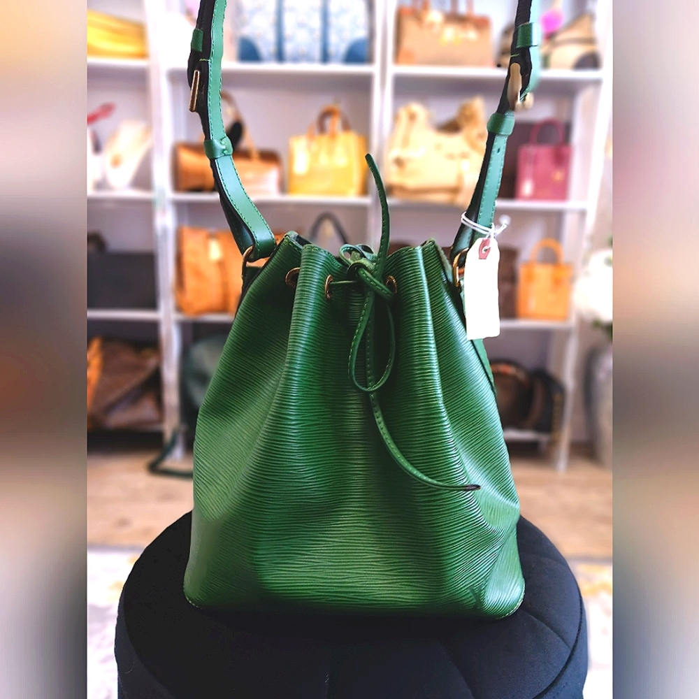 LV EPI PETITE NOE GREEN BUCKET BAG + MATCHING LV WALLET ( LV BUNDLE )